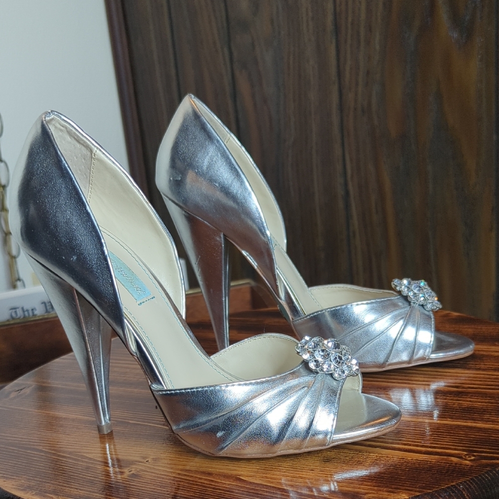 Silver Heels - Picture 6 of 11